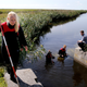 La policía busca los restos de Kim Wall en un canal de la costa de Amager. Imagen: Jens Dresling/Ritzau vía AP